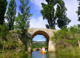 Εξερευνήστε τη Δαλματία με καγιάκ στο ποτάμι
