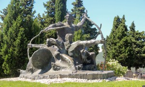 La scultura del Principe Domagoj e i suoi arcieri